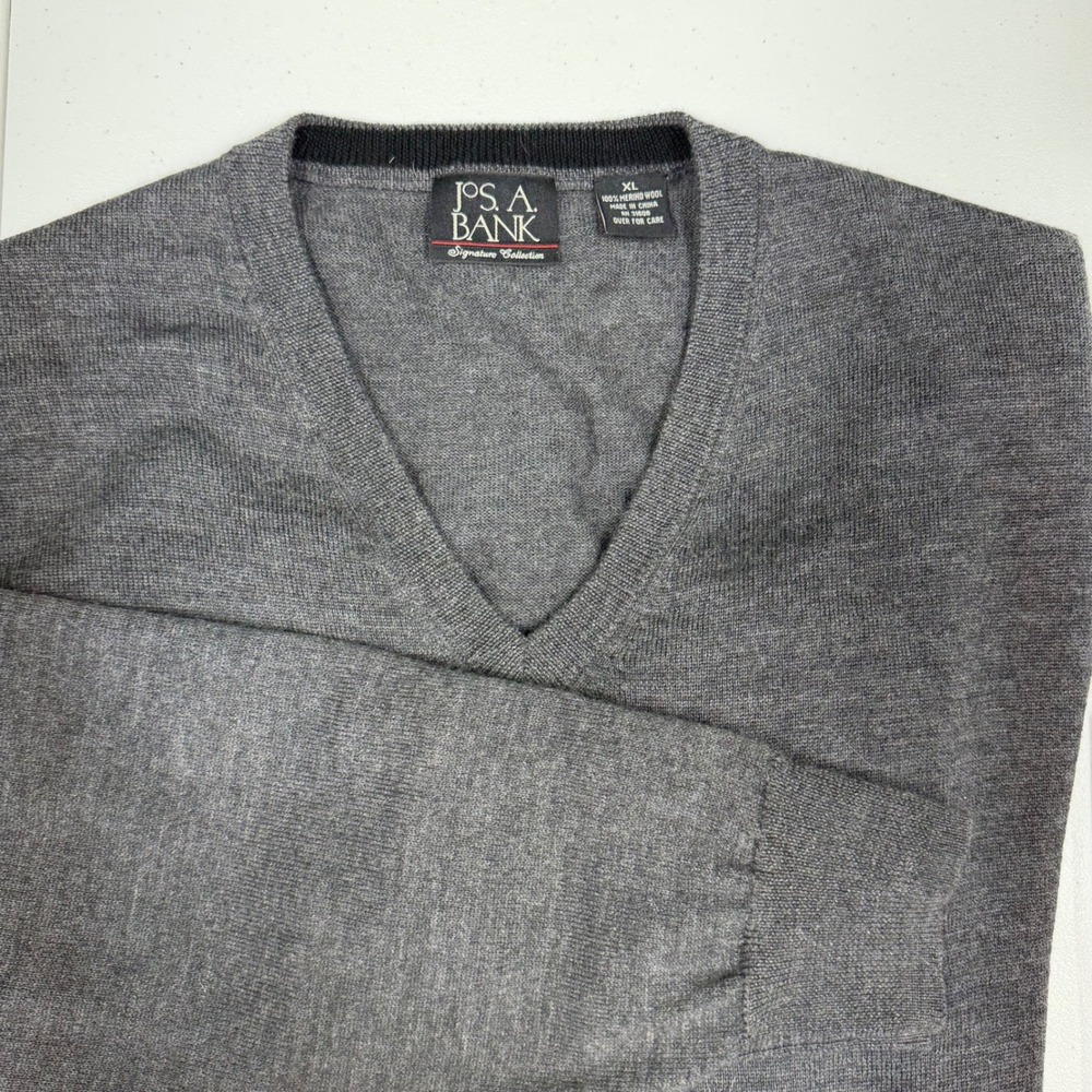 Jos A Bank Signature Mens XL Gray 100% Merino Wool V Neck Sweater Pullover